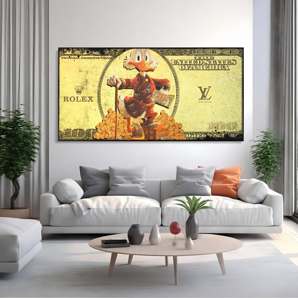 Tablou canvas cu tablou canvas cu personaj disney si bani, in rama de aluminiu negru, pe perete intr-un living